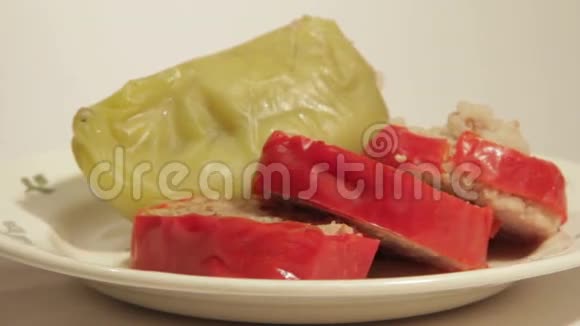 甜椒里塞着米饭和碎肉土耳其餐法西视频的预览图