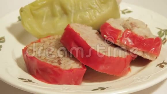 甜椒里塞着米饭和碎肉土耳其餐法西视频的预览图
