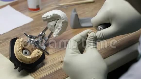 金属陶瓷植入物在实验室的创造过程视频的预览图