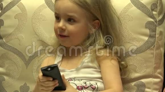 智能小女孩按遥控器通道切换4K超高清超高清视频的预览图