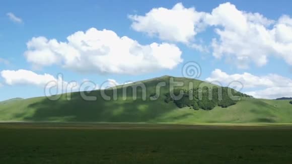 白云在群山上移动诺西亚的卡斯特鲁乔阳光明媚的一天在翁布里亚阿视频的预览图
