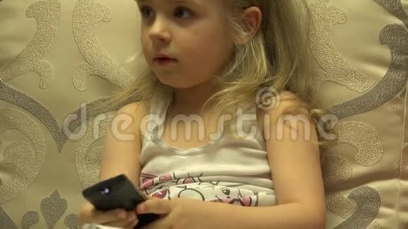 智能小女孩按遥控器通道切换4K超高清超高清视频的预览图