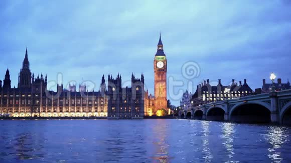 威斯敏斯特大桥和大本钟的浪漫晚景视频的预览图