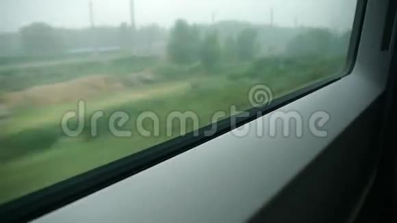 超速列车出行窗外风光村庄平原树木农田视频的预览图