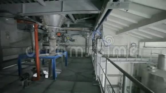 工业厂房内大型储罐视频的预览图