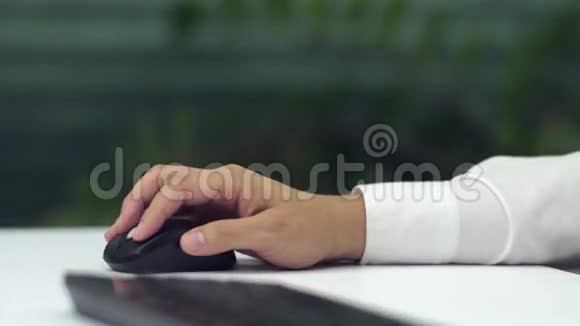 人用老鼠的手疼视频的预览图