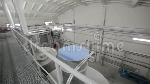 工业厂房内大型储罐视频的预览图