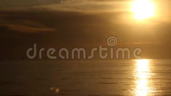 太阳落山近海石油钻井平台视频的预览图