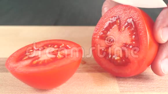 在木切割板上切割红色成熟番茄视频的预览图