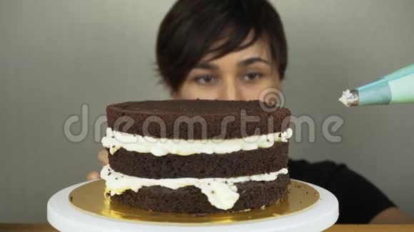 在蛋糕上浇霜做巧克力蛋糕系列视频的预览图