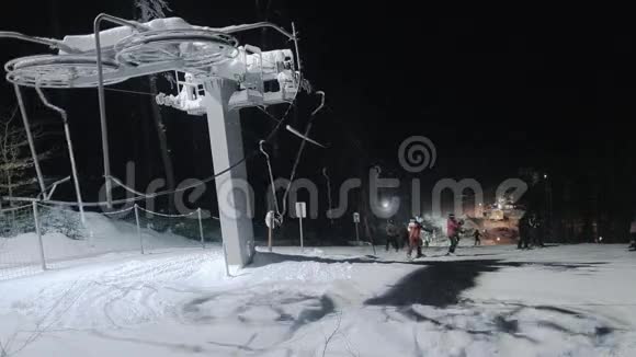 滑雪电梯和人们滑雪视频的预览图