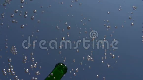 香槟被倒入镜头视频的预览图