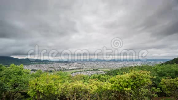 日本京都乌云密布的时间流逝视频的预览图