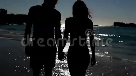 一对轻松的夫妇站在月光下视频的预览图