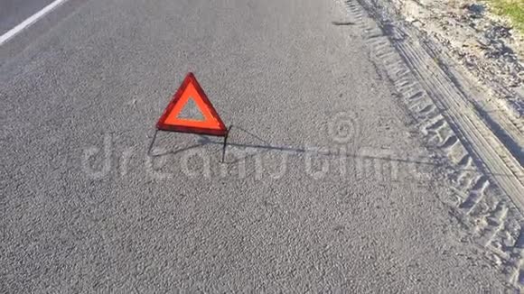 三角形警告三角形站在路上视频的预览图