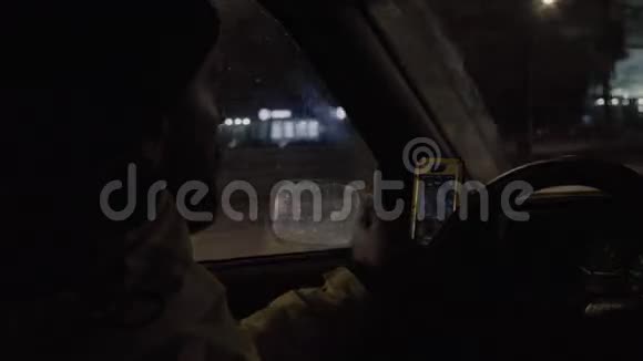 开车的人城市通过挡风玻璃视频的预览图