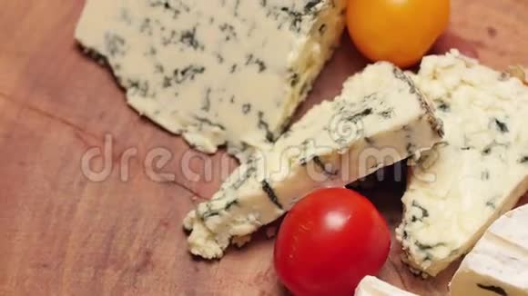 各种奶酪草药和胡椒在木板上旋转视频的预览图