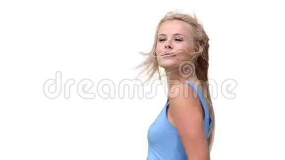 金发女人热情地跳舞视频的预览图