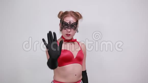 一幅严肃的年轻女子穿着便服用手掌做手势视频的预览图
