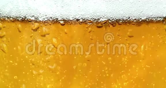 啤酒杯内的气泡运动以滴和泡沫为背景视频的预览图