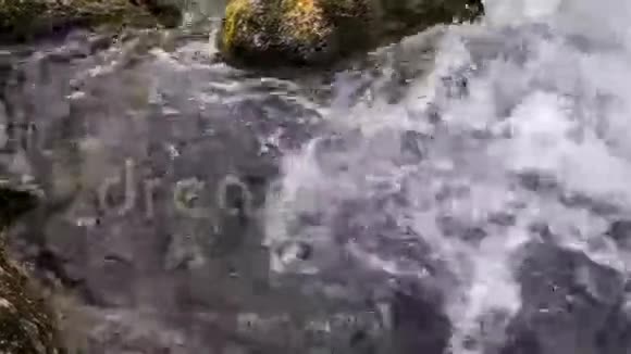 山河的泡水流下来视频的预览图