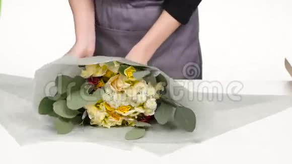 花束花的花商包装白色的关门视频的预览图