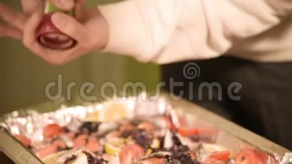 在家庭厨房里一个女孩的手在手工磨坊的一个戳子里放着一个盘子或胡椒健康视频的预览图
