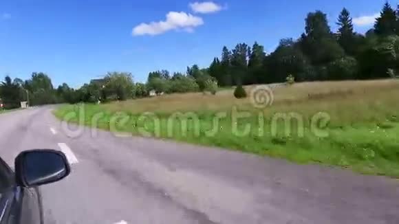 开一辆黑色的车右边乡间小路路边有树史提达姆的录像视频的预览图