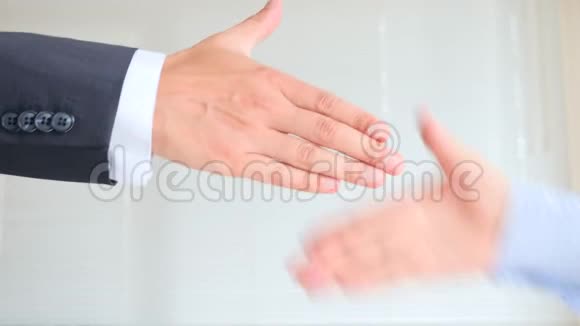 商务握手两人握手4k慢镜头视频的预览图