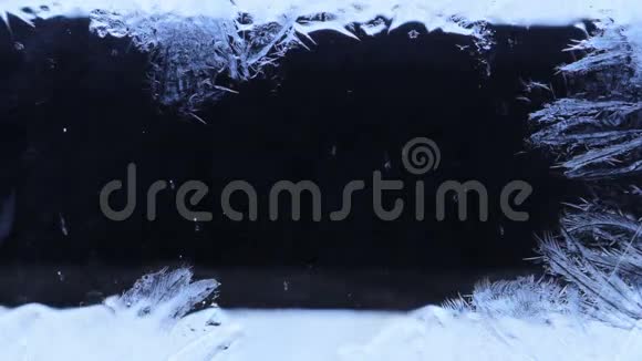 冰冻图案从左到右覆盖黑暗背景视频的预览图