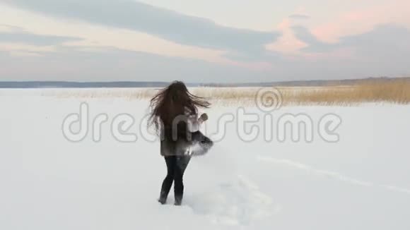 冬天快乐的女孩玩雪球视频的预览图
