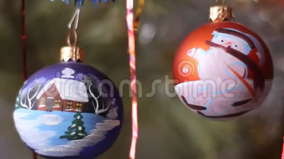新年庆典的人物圣诞树装饰视频的预览图