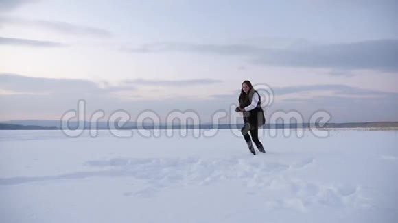 冬天快乐的女孩玩雪球视频的预览图