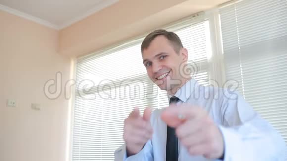 年轻英俊的在办公室工作的戴着百叶窗的商人视频的预览图