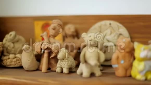 泥玩具和纪念品站在架子上手工民间艺术视频的预览图