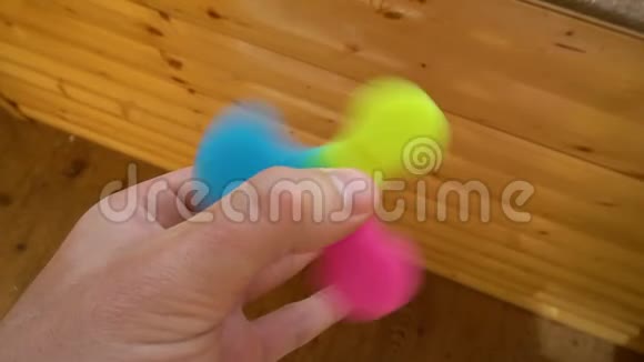 玩五颜六色的菲吉特旋转玩具旋转手视频的预览图