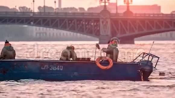 涅瓦河商业渔船视频的预览图