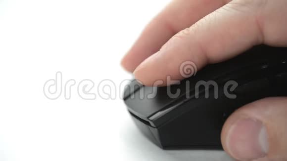 男性移动电脑鼠标点击白色背景按钮视频的预览图
