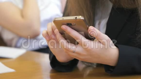 女生用手机打字视频的预览图