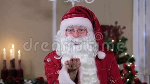 圣诞老人用树对镜头在房间里吹雪视频的预览图