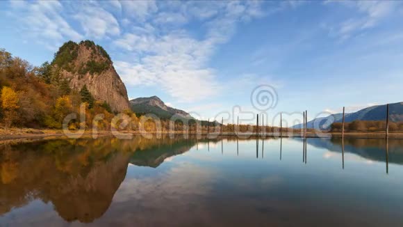 一个秋天哥伦比亚河峡谷灯塔岩上空云和蓝天的时间流逝视频的预览图