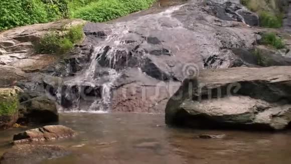 水流过岩石坡泰国热带瀑布视频的预览图