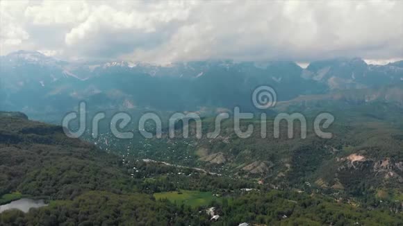 阿尔兰博布是一个山谷山脉和一个大型野生核桃森林在贾拉拉巴德阿里尔德伦射击视频的预览图
