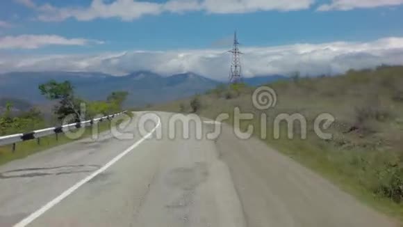 克里米亚南部的汽车旅行夏季美丽的蛇形山路股票录像视频的预览图