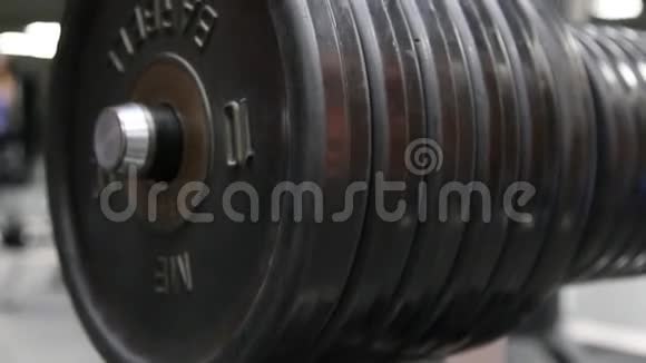 运动员改变杆上负荷的重量视频的预览图