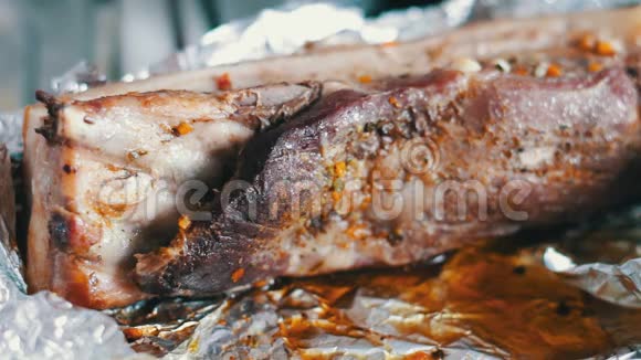 新鲜的熏肉加香料用叉子刺穿视频的预览图