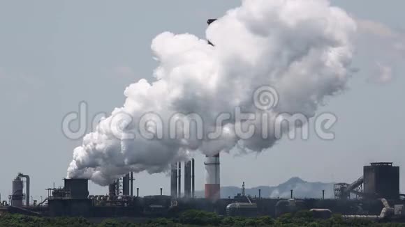 有烟雾的工业工厂视频的预览图