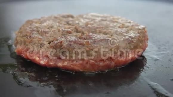 汉堡包在烤架上烤视频的预览图