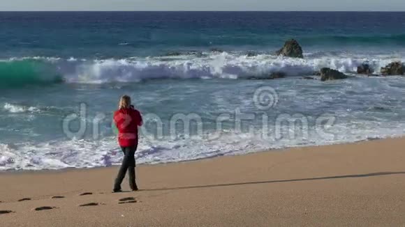 女人在海洋中做照片波视频的预览图