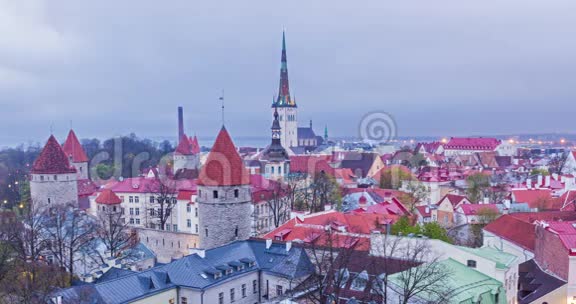 爱沙尼亚塔林中世纪老城区的鸟瞰图每天到晚上的转换时间视频的预览图